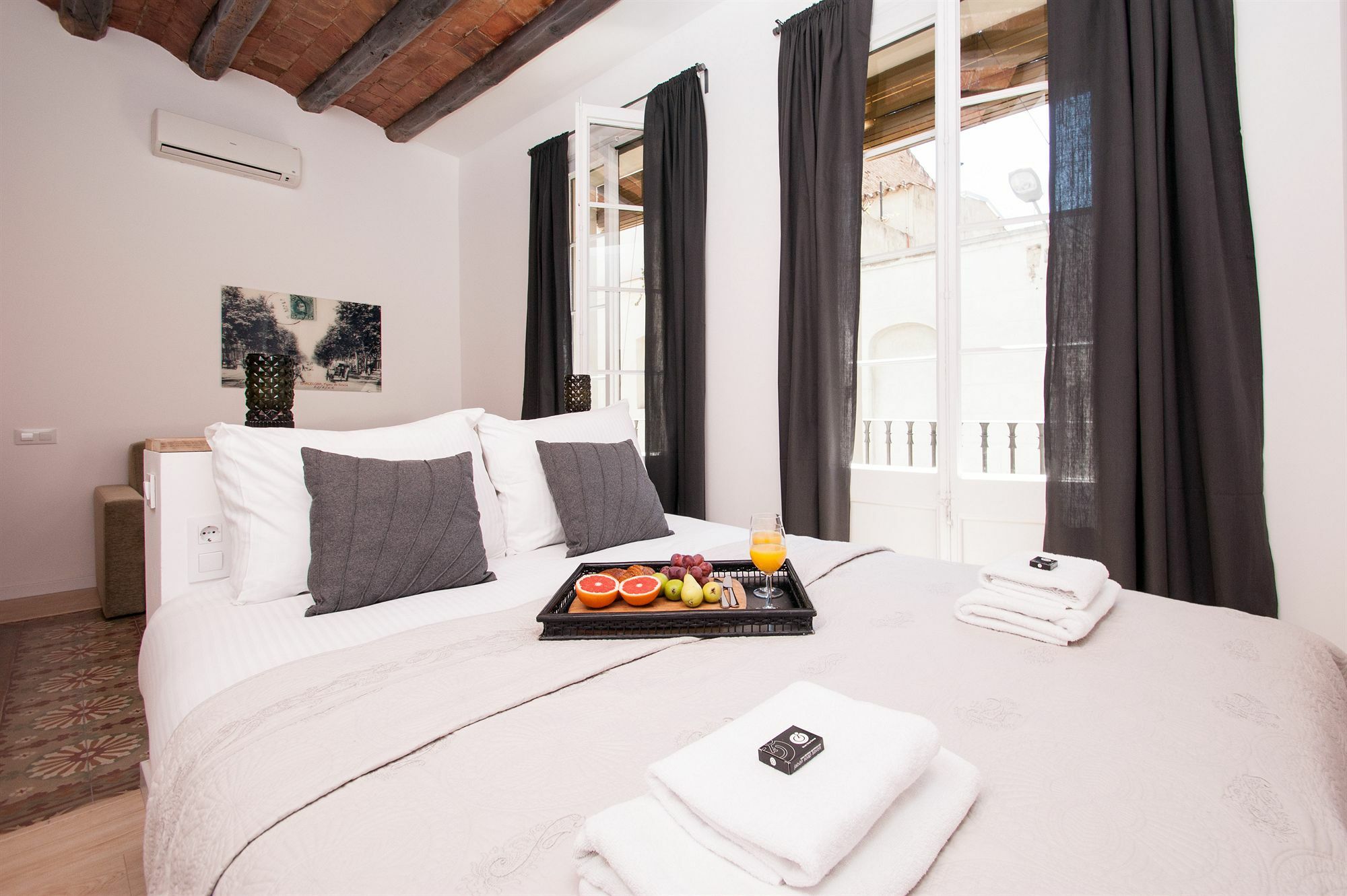 Short Stay Group Gracia Serviced Apartments Барселона Екстериор снимка